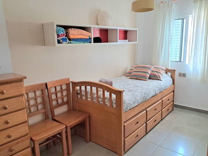 Chumba chenye kitanda cha watu wawili, godoro la sentimita 90 na AA mpya, kabati na droo ya kuhifadhi nguo, taulo za ufukweni