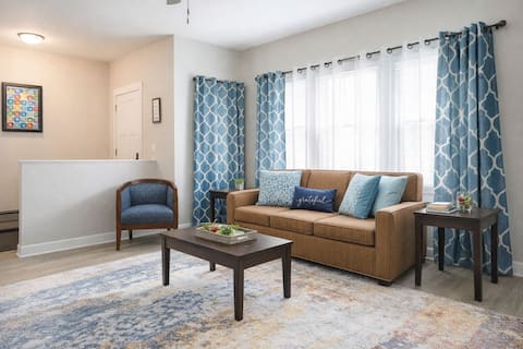 *The Historic Hideaway*/King Bed/Remodeled/Wi-Fi