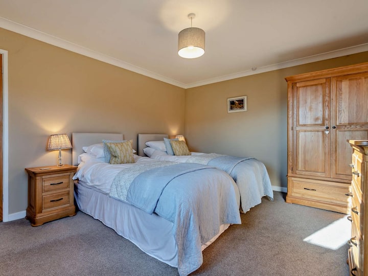 Spacious twin room with wonderful countryside views, which can be kept as two full-sized single beds or zip-linked into a superking.