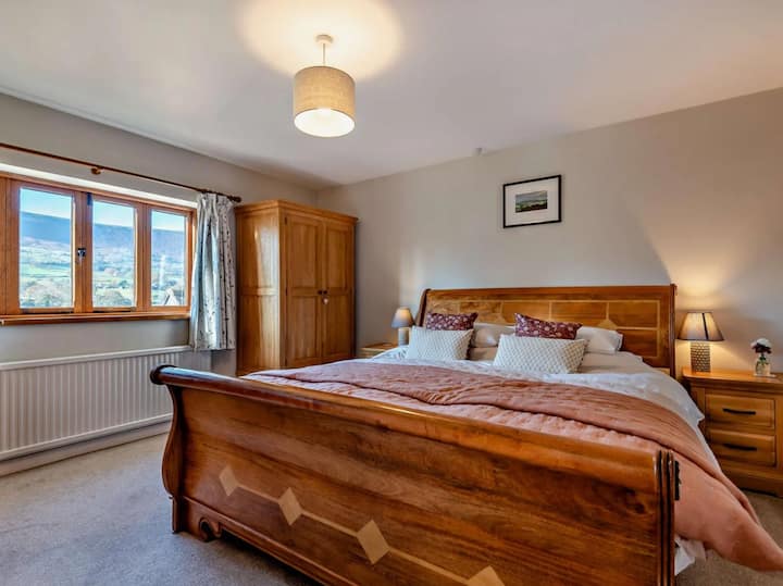 Spacious second bedroom with glorious mountain views, superking sleigh bed, wardrobe and en-suite shower room. 