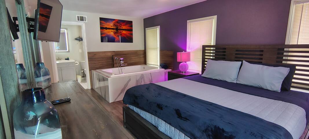 Hidden Heated Poolside Paradise Oasis King Bed Spa gallery image 4