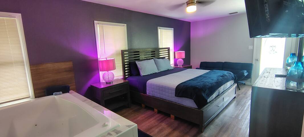 Hidden Heated Poolside Paradise Oasis King Bed Spa gallery image 2