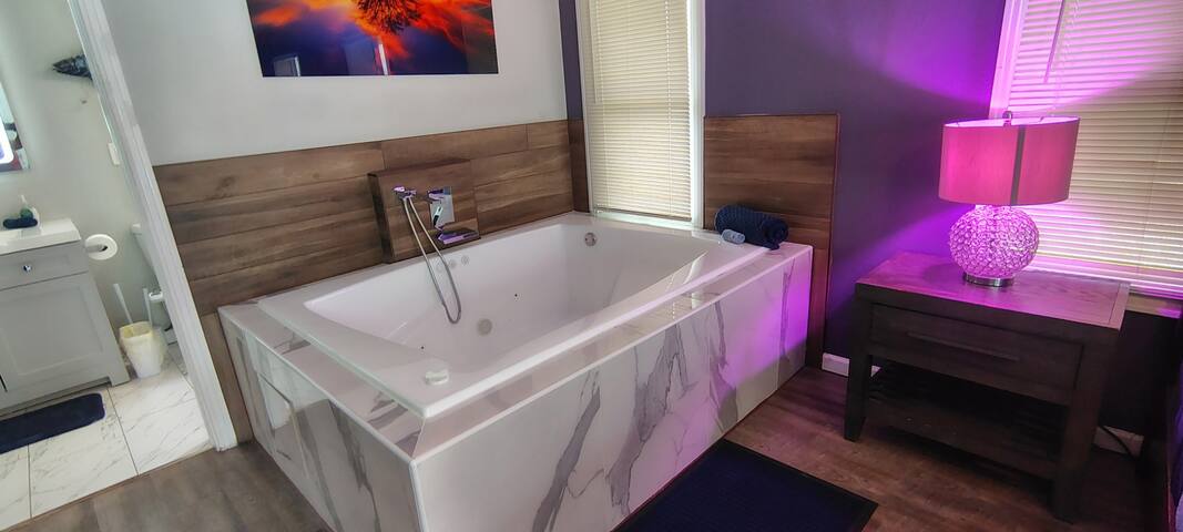 Hidden Heated Poolside Paradise Oasis King Bed Spa gallery image 3