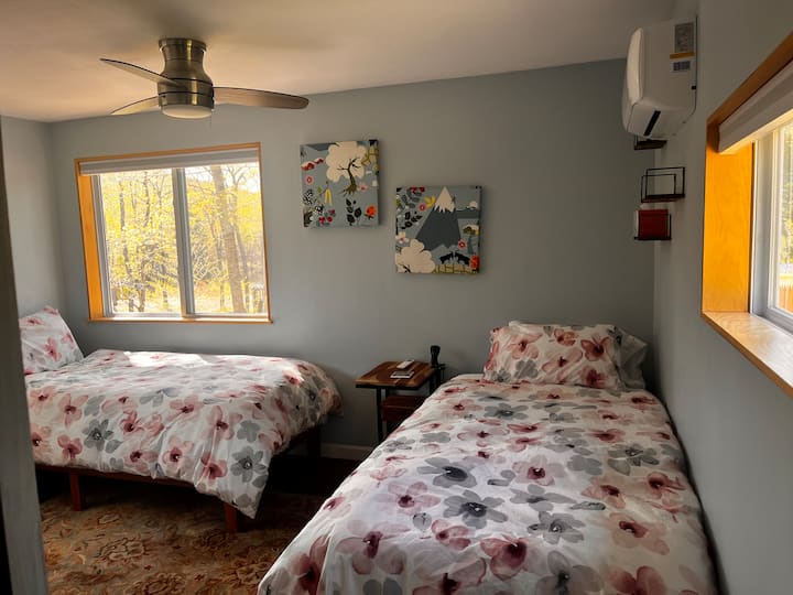 ห้องพักชั้นบนมีเตียงแฝดขนาด XL — เหมาะสำหรับเด็ก วัยรุ่น หรือเพื่อน