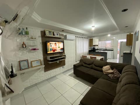 Imóvel de sucesso: Simple, with pool and air conditioning, 10 minutes from downtown em Caraguatatuba
