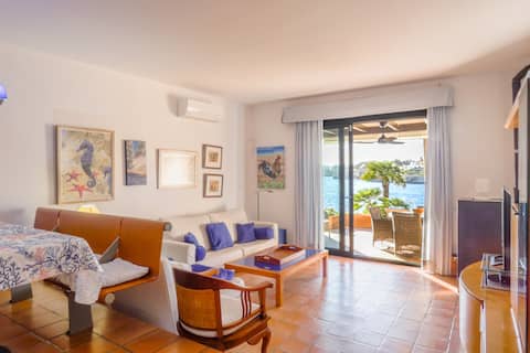 Top performing Airbnb: Seafront with harbor views and beaches nearby in Felanich