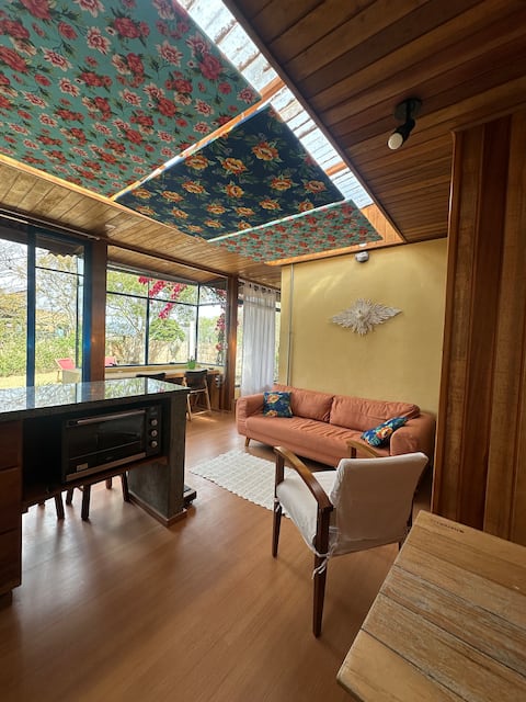 Airbnb em destaque: Sustainable Cabin: Mountain Peace & Connection em Sapucaí Mirim