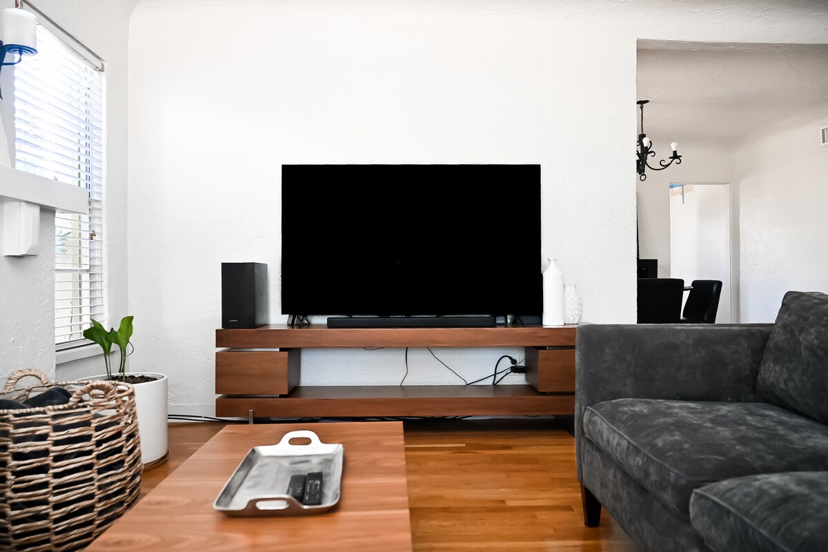 Hapësirë e rehatshme në dhomën e ndenjjes me televizor 65’me zë rrethues, internet të shpejtë dhe batanije të rehatshme.