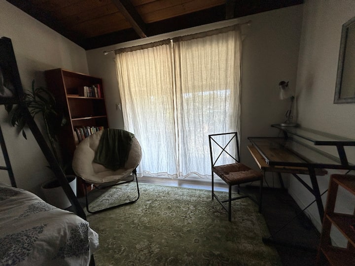 Kjo dhomë gjumi ka një krevat dopio mbi krevat marinari të plotë me një trung të dyfishtë poshtë, si dhe një tavolinë pune. Të dyja dhomat e gjumit hapen në verandë dhe ujë.