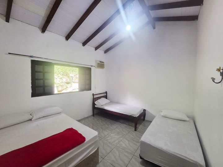 เตียงคู่ 1 เตียง เตียงเดี่ยว 2 เตียง เครื่องปรับอากาศ นอนได้สูงสุด 4 คน