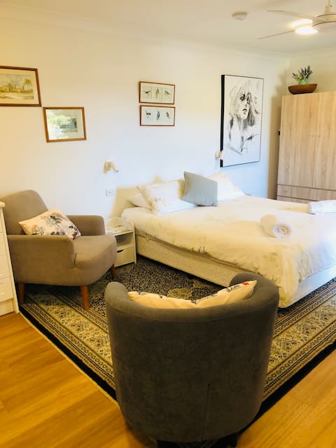 Studio Walk to beach, bike track, golf, boardwalk