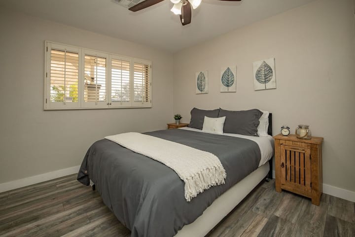 Chambre d'invité accueillante avec grand lit