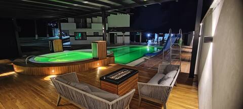 22 people. Jacuzzi Pool - Climatized. Bar.bbq