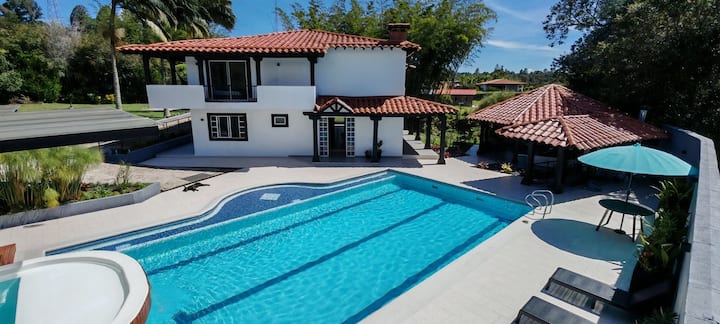 Beautiful Guatapé property. Up to 22 people. Jacuzzi.