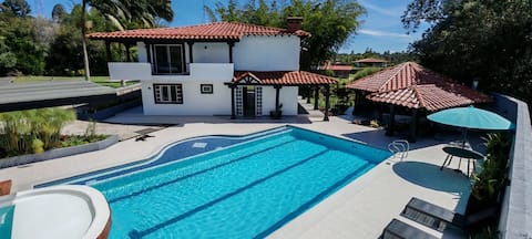 Beautiful Guatapé property. Up to 22 people. Jacuzzi.