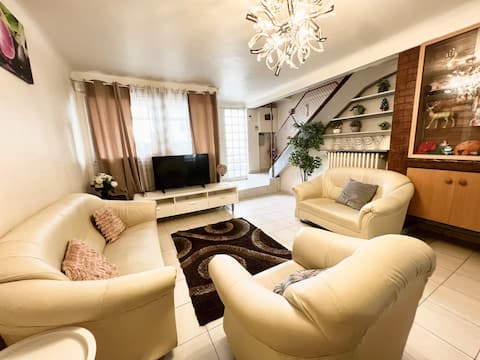 House Facing the train station, 10 min from Paris