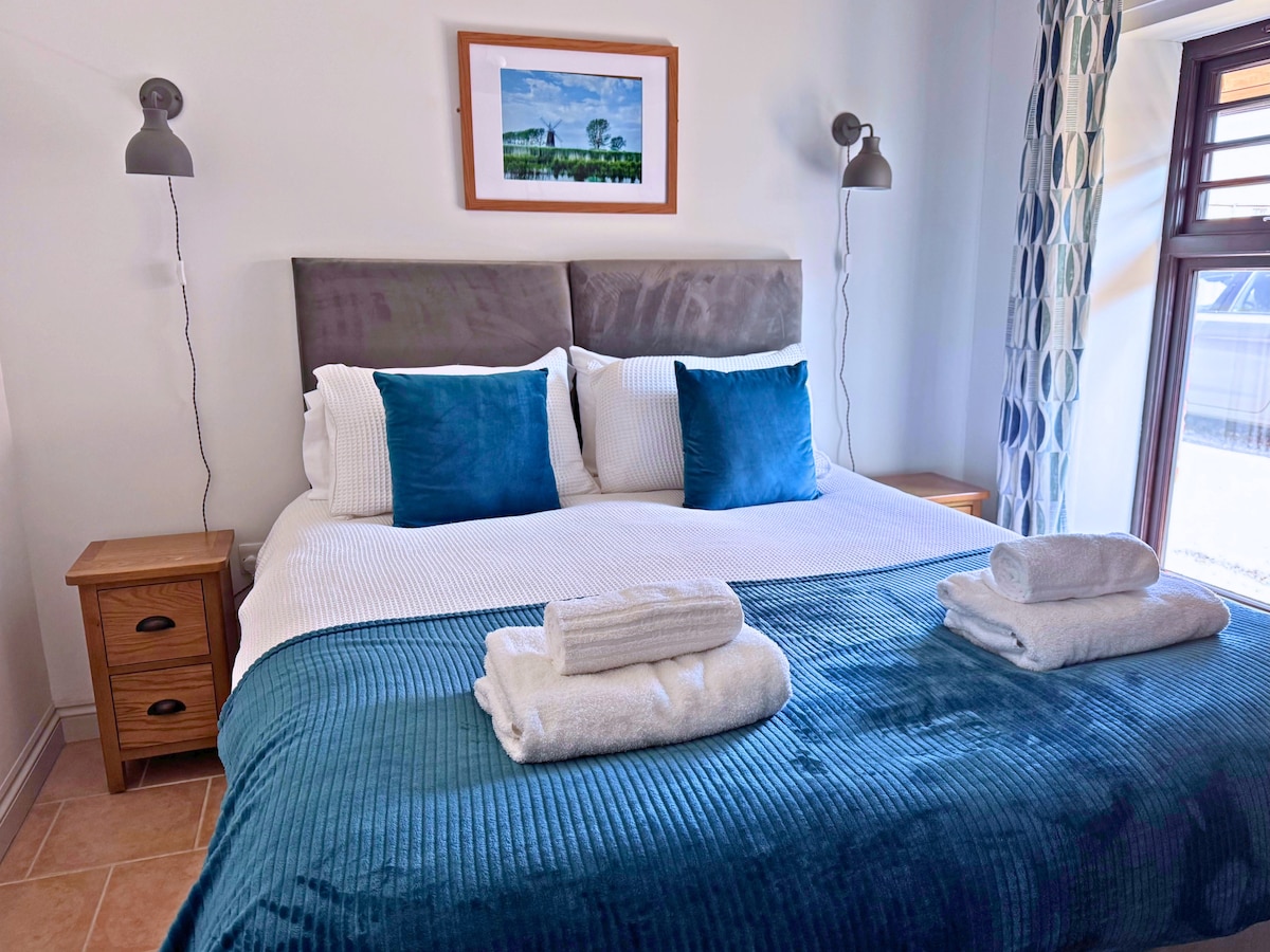 Dhoma e gjumit 2 me krevat me zinxhirë mund të bëhet si një krevat dopio "king" ose si dy krevate tekë