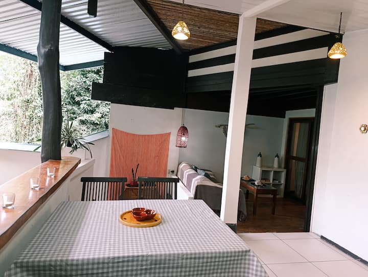 Open air dining space/Comedor en la terraza