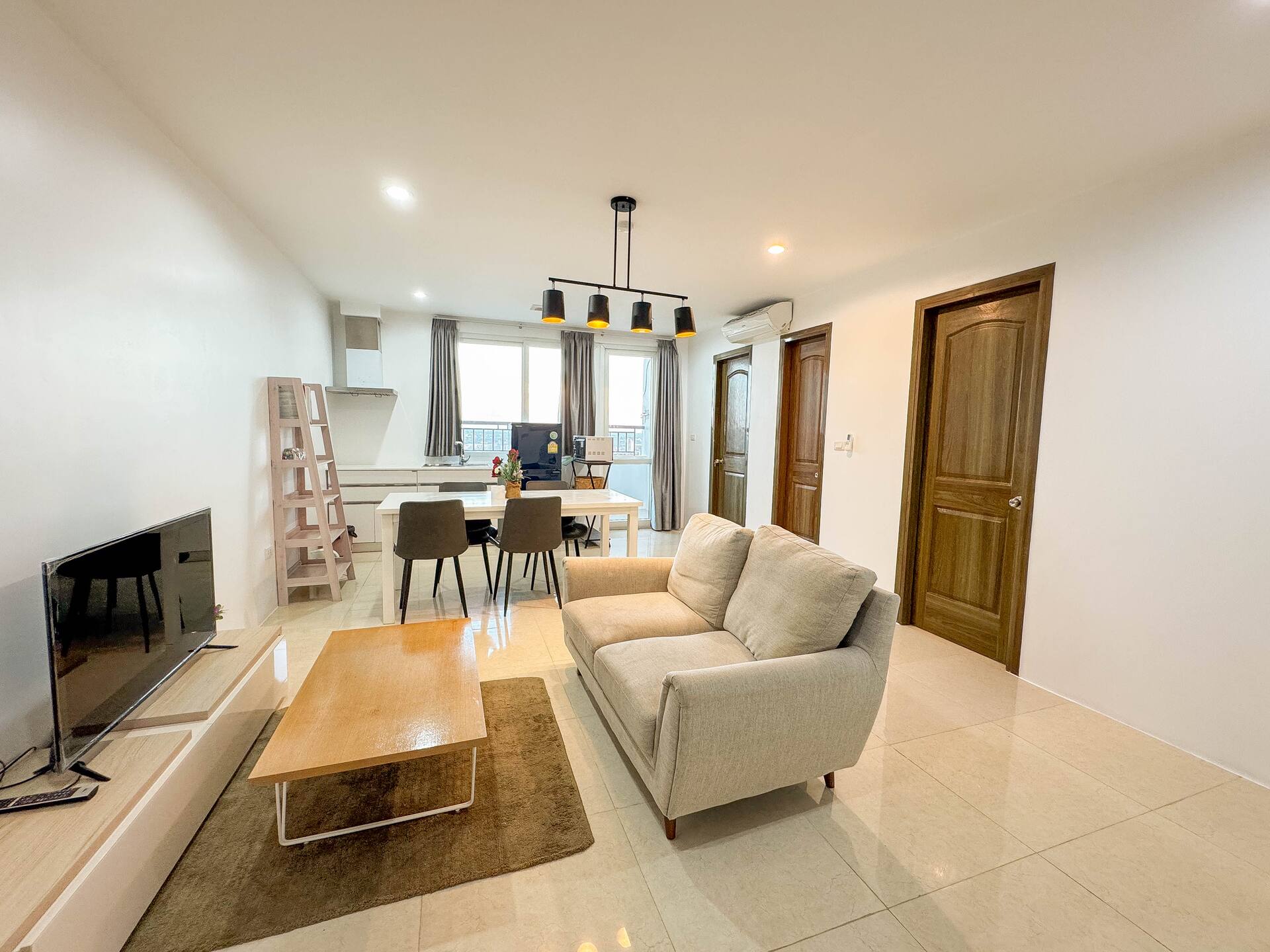 Skyline Condo with Gym Access 2-Bedroom on 24F