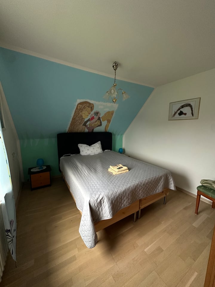 Kitanda cha kisasa cha springi 1.60×2.00 m chenye tandiko la juu laini. Usaidizi wa upole, hisia ya utulivu na usingizi wa kupumzika – ni bora kwa wageni ambao wanatafuta amani na utulivu halisi baada ya siku ndefu au likizo.