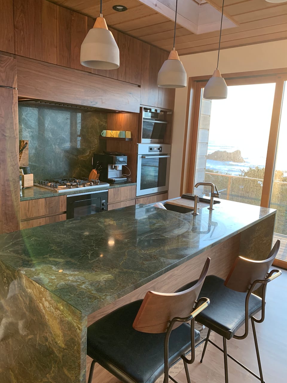 A Kundig-inspired glass house on Falcon Cove, Arch Cape, Oregon, United States, photo 5 of 10