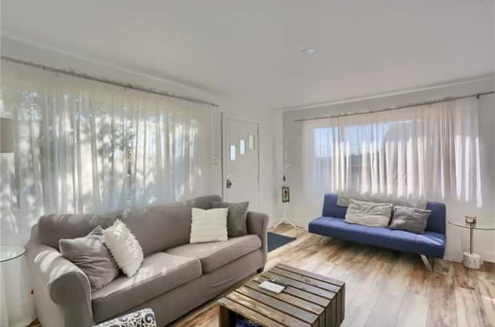 ห้องนั่งเล่นพร้อมโซฟาแบบดึงออกมานอนขนาดควีนไซส์ 2 ตัวและพื้นที่นอนเดี่ยวบนฟูกพับลง 