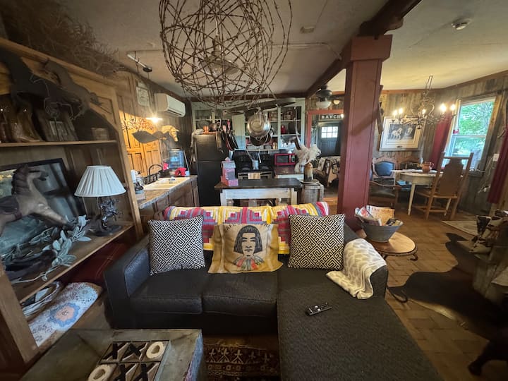 小型起居区，配备组合沙发
沙发、开放空间，可使用厨房、电视 