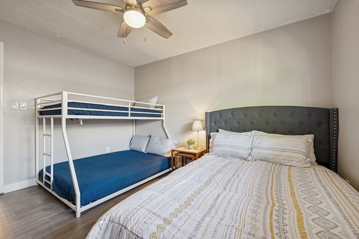 El dormitorio de invitados 3 es una habitación espaciosa con una cama tamaño queen, una litera doble y un vestidor.