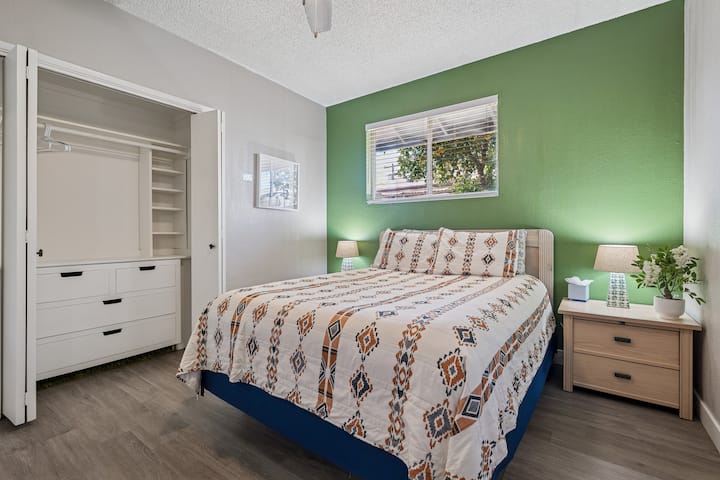 El dormitorio de invitados 4 cuenta con una cómoda cama tamaño queen y se conecta con el dormitorio 5 a través de una puerta interior.