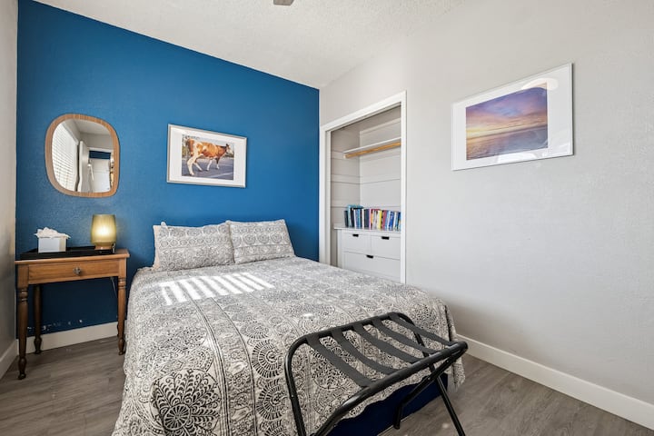El dormitorio de invitados 5 cuenta con una cama tamaño queen, abundante luz natural y excelentes vistas a la piscina. Se conecta al dormitorio 4 a través de una puerta interior.