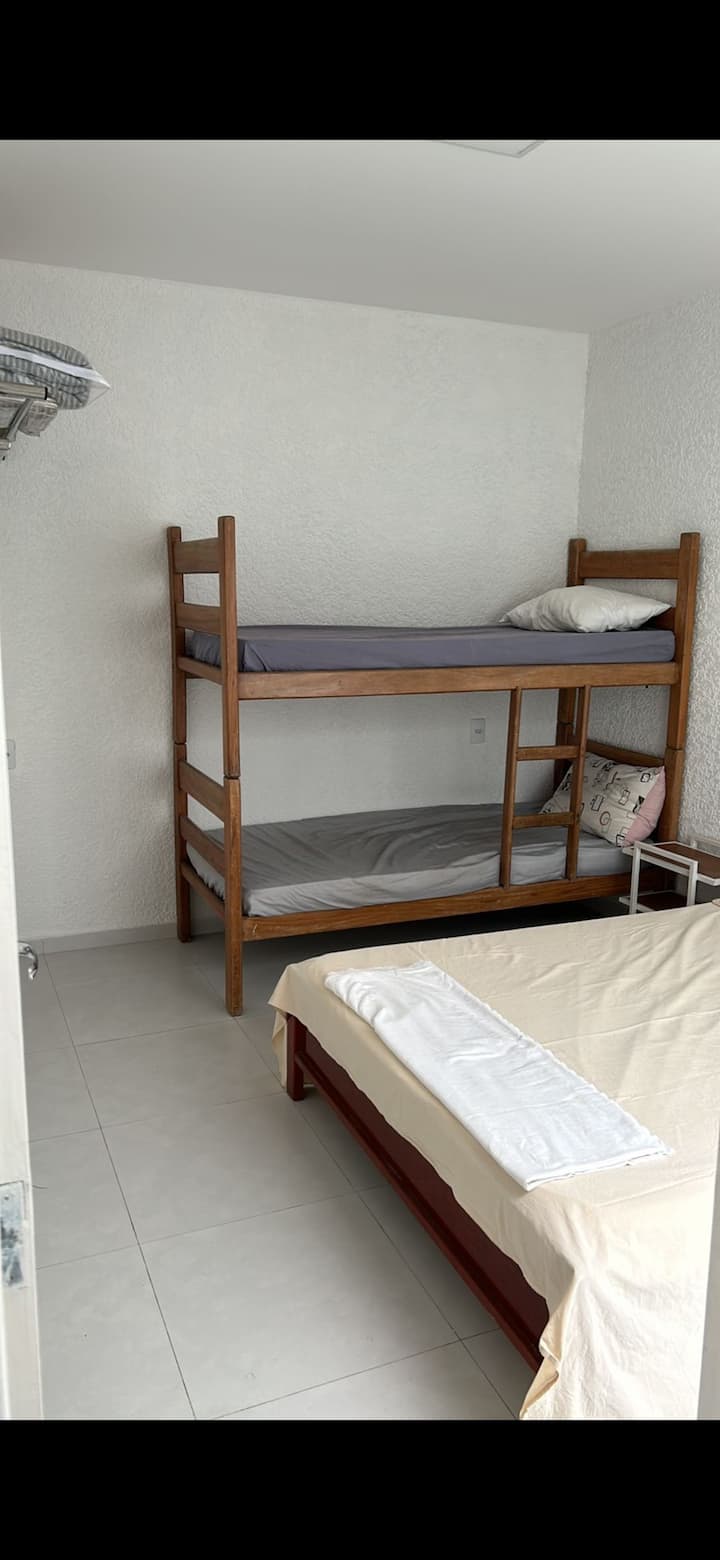 1er dormitorio, aire acondicionado, 1 cama doble, 1 cama individual, balcón.