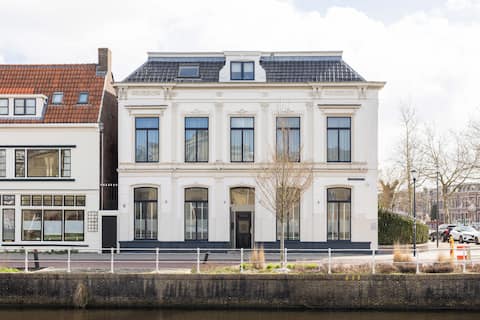 Mansion (14) on the canal in the center of Leeuwarden