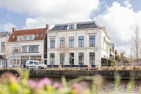 Townhouse (16 pers) a/d canal city center Leeuwarden
