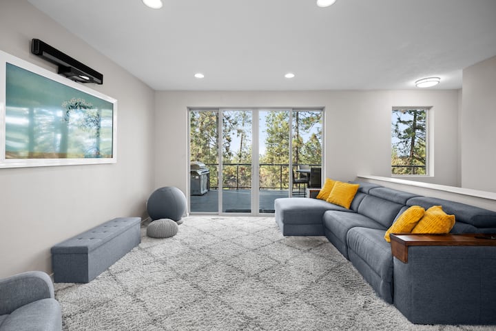 Sleeps 16 | Deck W/ Wooded Views | Group Retreat - Spokane