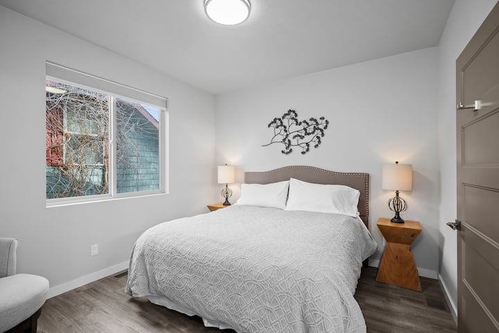 Მთავარი სართულის ძირითადი ოთახი შესასვლელი სააბაზანოთი. 