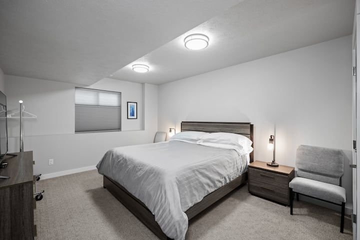 Ძირითადი ოთახის ქვედა ნაწილში, უშუქო ჟალუზებით. 