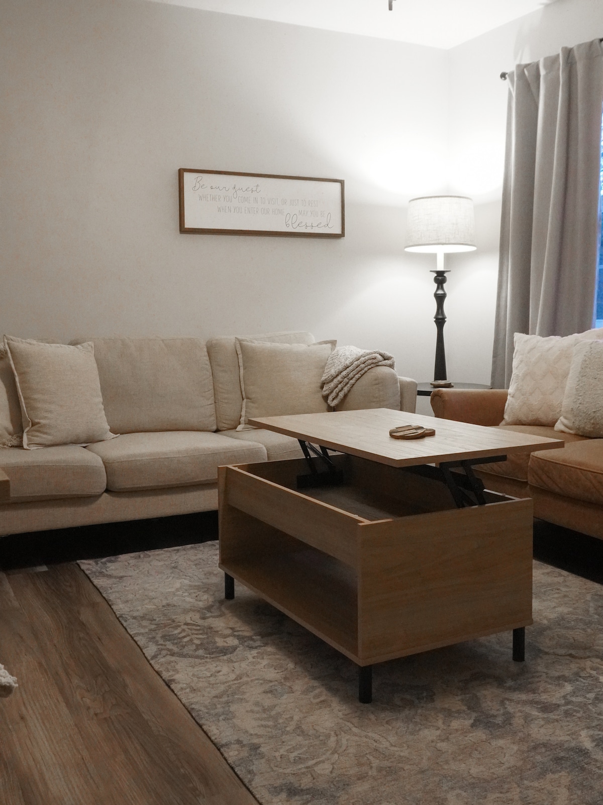 Udoban dnevni boravak s mnogo mjesta za sjedenje i stolom na rasklapanje za objedovanje/rad