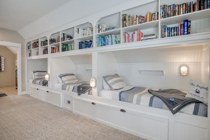 Ovo je spavaonica na 3. katu.  Ima 3 ugrađena zasebna kreveta i dva pomoćna krev kreveta na razvlačenje.  Tu je još jedan krevet za jednu osobu i krevet na razvlačenje.  Postoji 3/4 kupaonica.  Ovo je odličan prostor za djecu ili za gledanje važne utakmice.  