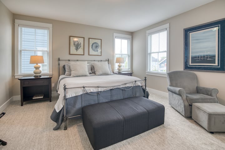 Glavna spavaća soba s tušem i kadom.  Postoji mala terasa s pogledom na more