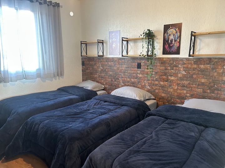 تفضل بزيارة ملفنا الشخصي على Instagram @maraejimmy مضيف متميز في Locação.  هناك 10 شقق في كوريتيبا، بارانا، وشقة واحدة في إيتابوا، سانتا كاتارينا.