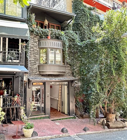 Artsy Design Home & Bathtub 🧡 Terrace gallery image 2