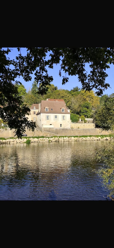 Le Bugue town centre - unspoilt river views