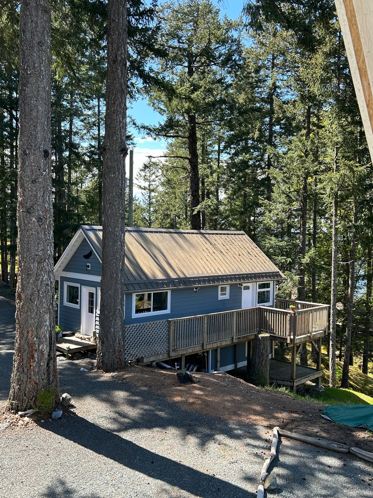 Raven's Bluff..a birds eye view Guesthouses for Rent in Quathiaski