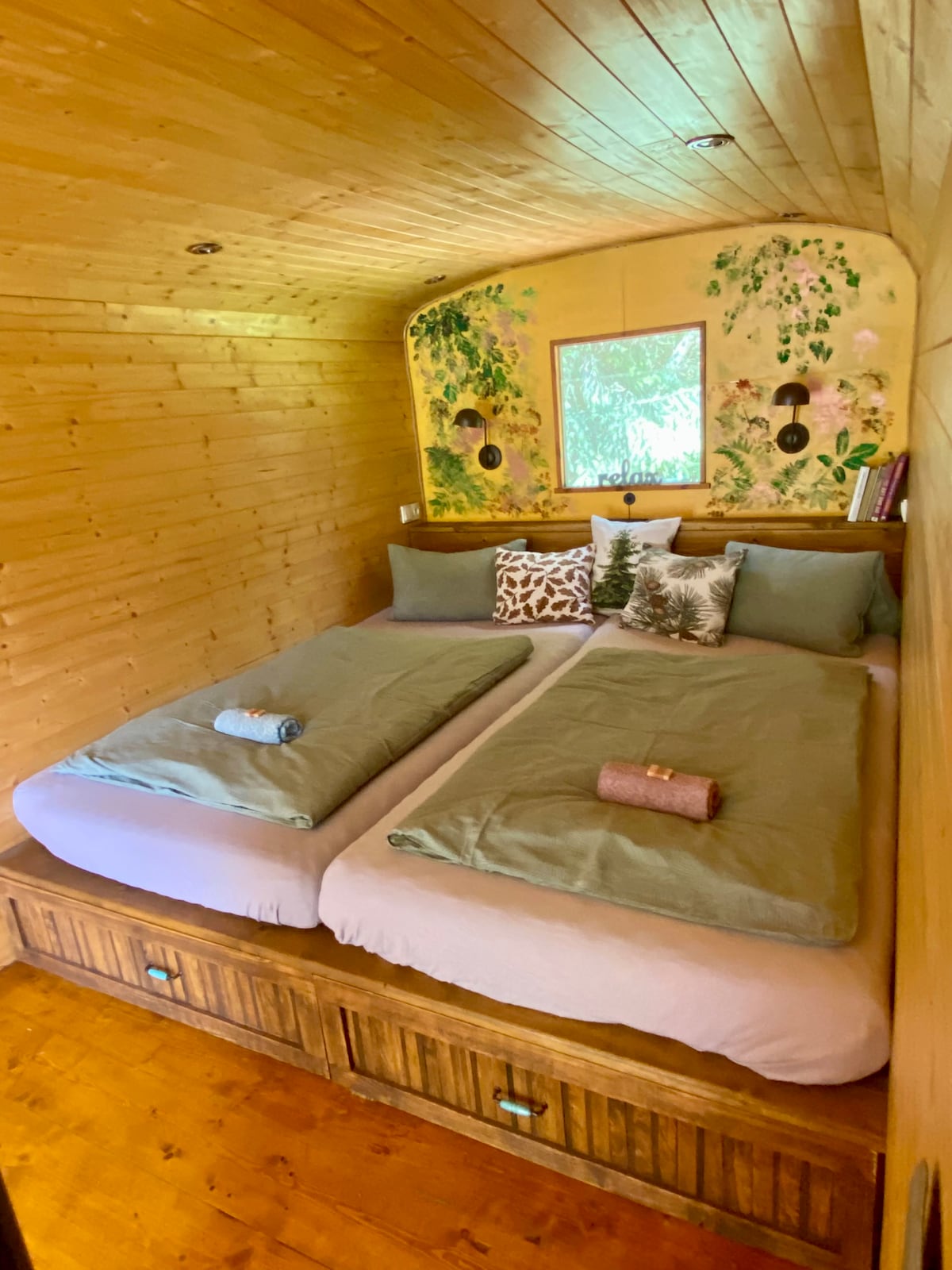 Dobrý spánok je chrbticou každej dovolenky, takže sme sa veľmi starali. Matrace sú stredne tvrdšie. Sú šité na mieru, pretože posteľ má rozmer 220 cm x 220 cm.