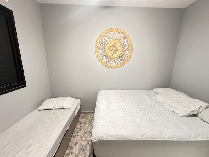 Ორადგილიანი საწოლი + ერთადგილიანი საწოლი + ბალიშები = = ===== ჩვენ არ გვაქვს საწოლების თამაშები. Ოთახი კონდიციონერით ❄️