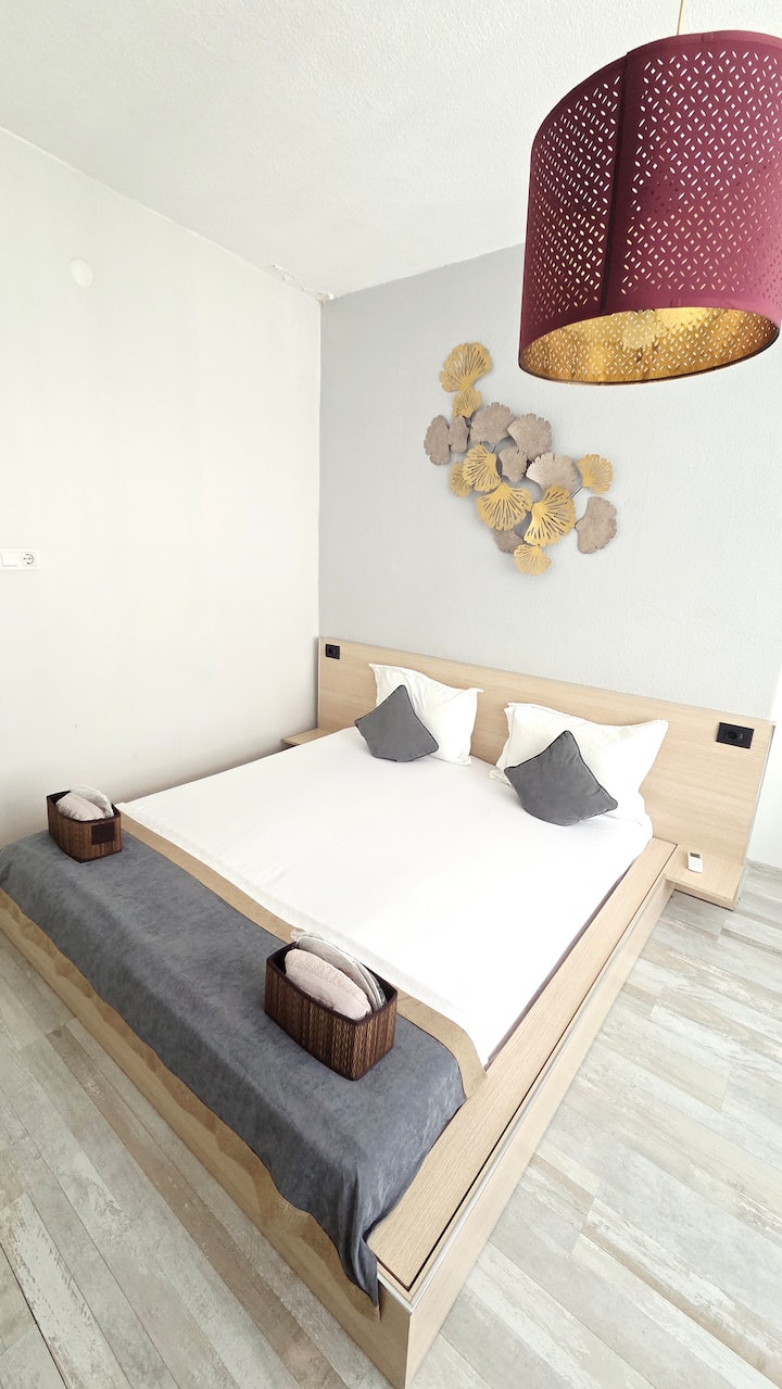 Kitanda kimebuniwa mahususi na kina vitanda viwili au 2 vya mtu mmoja. Tafadhali tujulishe kabla ya kuwasili kwako. Matumizi ya chumba ni ya mtu au watu wanaoweka nafasi pekee. Maeneo mengine yanashirikiwa. Likethe bathroom-WC-Terrace.