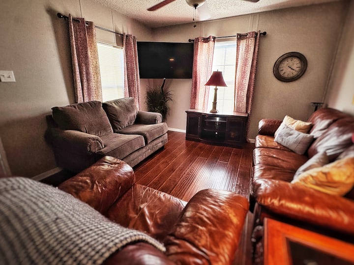 1 Block Walk | FIFA | Arcade Room | Outdoor TV - Houses for Rent