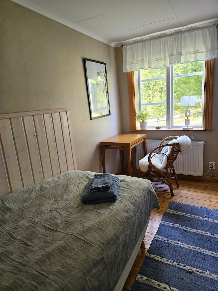 Två enkelsängar. Tänk på att alla möbler ska återställas till ursprungsposition innan utcheckning. Sängkläder (är ett krav i rummen)/handduk ingår ej i priset, medtages eller hyra ut på plats. Sovsäck ej tillåten.