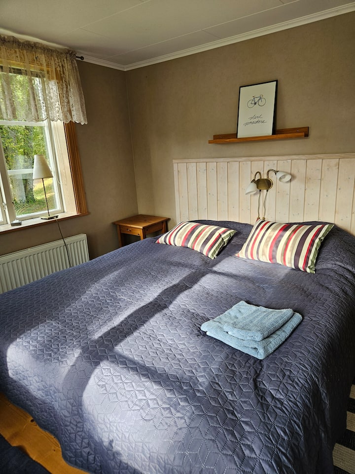 Två enkelsängar står ihop och kan delas vid behov. Tänk på att alla möbler ska återställas till ursprungsposition innan utcheckning.  Sängkläder (är ett krav i rummen)/handduk ingår ej i priset, medtages eller hyra ut på plats. Sovsäck ej tillåten.