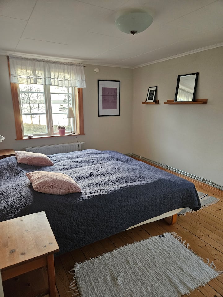 Två enkelsängar står ihop och kan delas vid behov. Tänk på att alla möbler ska återställas till ursprungsposition innan utcheckning.  Sängkläder (är ett krav i rummen)/handduk ingår ej i priset, medtages eller hyra ut på plats. Sovsäck ej tillåten.